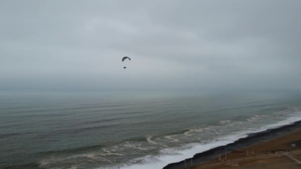 Drone Video Powered Paraglider Trike Flying Ocean Waves Lima Peru — Vídeos de Stock
