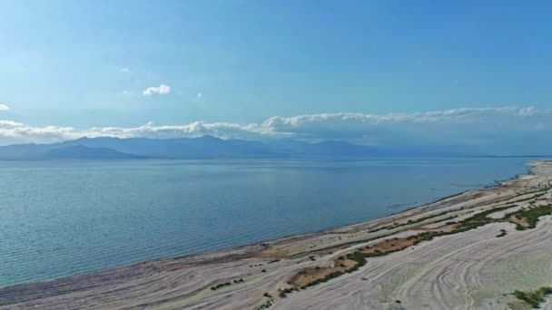 萨尔顿海加州沙漠滩海岸线的空中钻头盘 — 图库视频影像