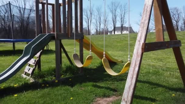 Crianças Swingset Grama Verde — Vídeo de Stock