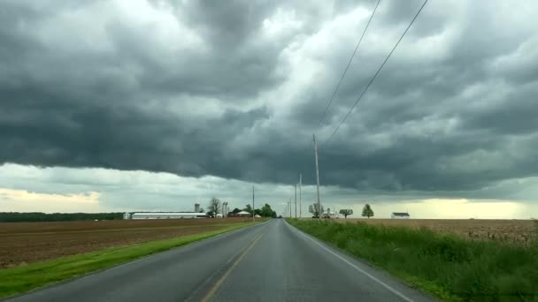 Tempestades Escuras Sobre Uma Pequena Cidade Agrícola Estrada Rural — Vídeo de Stock