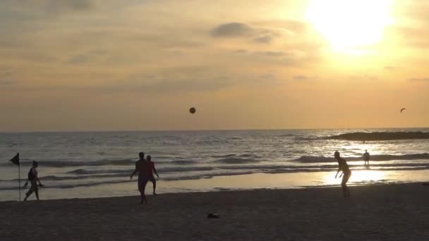 Folk Spelar Fotboll Stranden Vid Solnedgången Tel Aviv Izrael Fotbollsmatch — Stockvideo