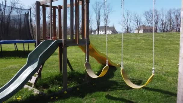 Παιδιά Swingset Πράσινο Γρασίδι — Αρχείο Βίντεο