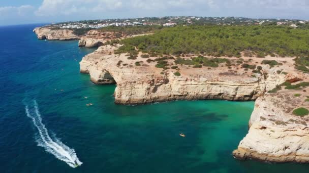 Aerial Shot Algarve Déli Part Sziklafal Barlangok Rejtett Strandok Benagil — Stock videók
