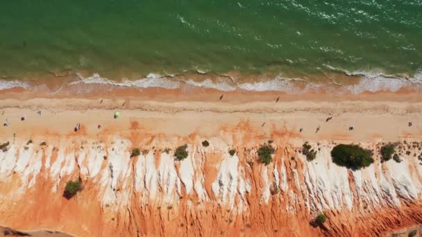 Tyrkysové Vlny Trhají Podél Pláže Praia Falsia Algarve Portugalsko — Stock video