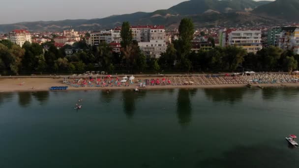 在阿尔巴尼亚 欧洲美妙的夜景中 从空中俯瞰波格拉迪克市 旅行概念 — 图库视频影像