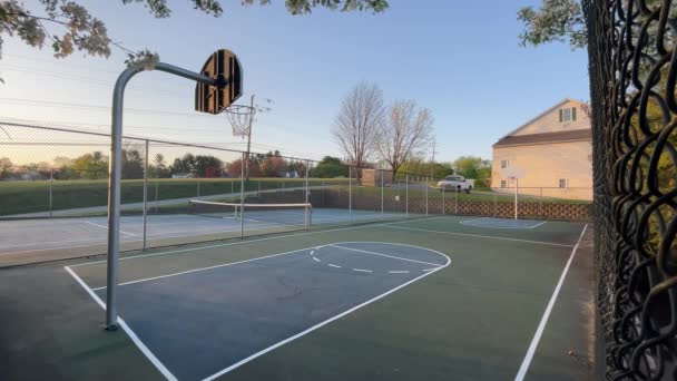 Suburbano Vacío Baloncesto Cancha Puesta Del Sol — Vídeo de stock