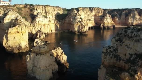在一个阳光灿烂的早晨 一群站起来划船的旅客在海滨探险 葡萄牙阿尔加维的Sup旅游航拍 — 图库视频影像