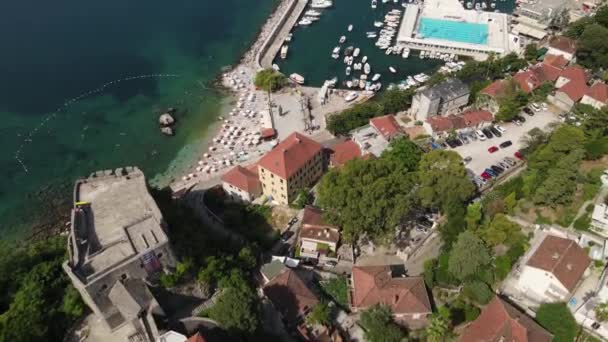 공중에서 Herceg Novi Montenegro Old Fortress Beach Harbor Sunny Summer — 비디오