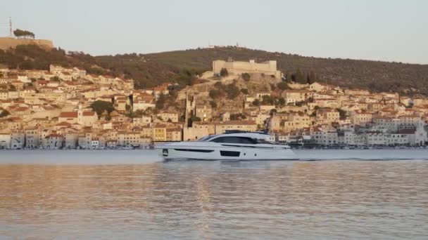 Lyx Yacht Segling Framför Sibenik Gamla Stan Och Hamnen Kroatien — Stockvideo