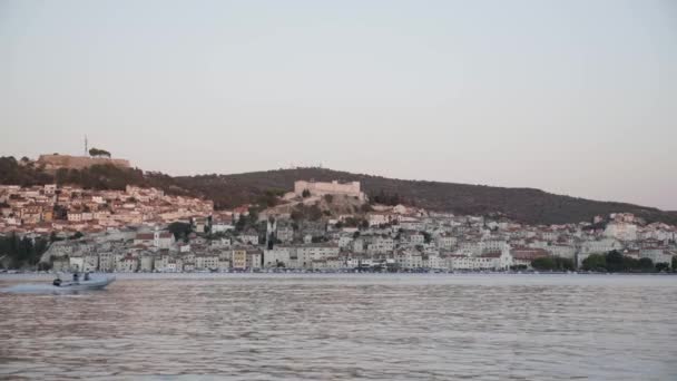 Dämmerung Über Sibenik Kroatien Stadtbild Skyline Und Schnellboot Der Adria — Stockvideo