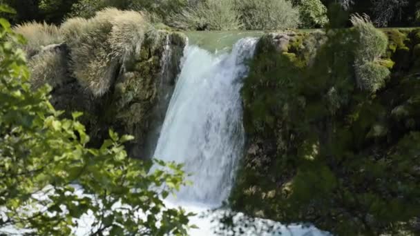 克罗地亚克尔卡国家公园 绿色景观中的瀑布和清澈的自然 — 图库视频影像