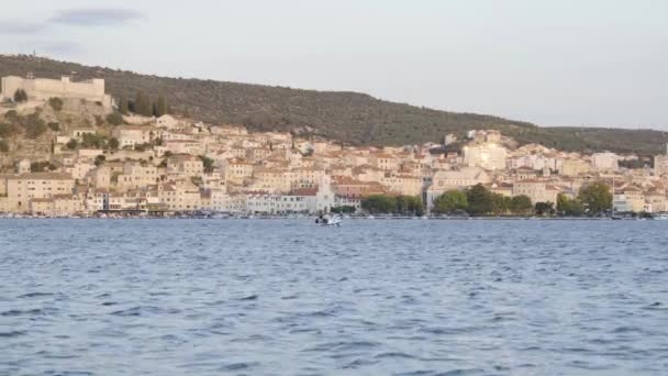 Sibenik Croácia Old Hillside Buildings Fortress Waterfront Adriatic Sea Bay — Vídeo de Stock