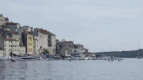 Παλιά Πέτρινα Παραθαλάσσια Κτίρια Και Σκάφη Στη Μαρίνα Σίμπενικ Κροατία — Αρχείο Βίντεο