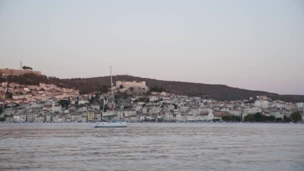 Sibenik Croazia Barca Vela Nella Baia Del Mare Adriatico Fronte — Video Stock