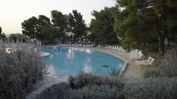 Bassin Vide Lits Piscine Hôtel Bord Mer Croate Pendant Pandémie — Video