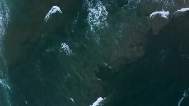 Luchtfoto Naar Beneden Van Witte Schuimige Wateren Van Indische Oceaan — Stockvideo