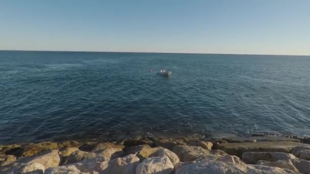 Ein Kleines Boot Meer Der Nähe Des Felsmantels Algarve Portugal — Stockvideo