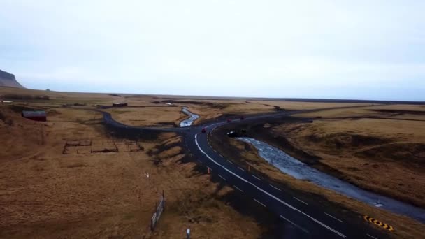 在穿越冰岛高地的空旷道路上 红色四轮驱动自行车的空中景观 — 图库视频影像