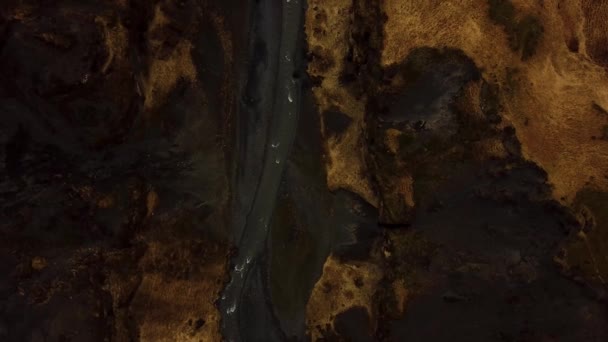 Aerial Top View River Flowing Iceland Highlands Volcanic Black Sand — ストック動画