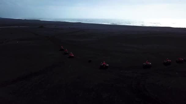 아이슬란드의 모래사장을 지나는 자전거가 하늘을 공중에서 관찰되었고 슬라이 아스마탄 비행기 — 비디오