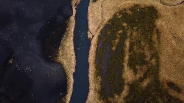 Vista Aérea Río Que Fluye Entre Las Tierras Altas Islandia — Vídeos de Stock
