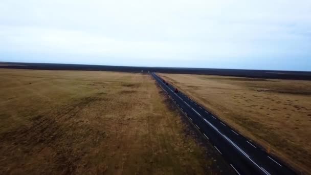 Flygfoto Röda Fyrhjulingar Fortkörning Tom Rak Väg Genom Island Högland — Stockvideo