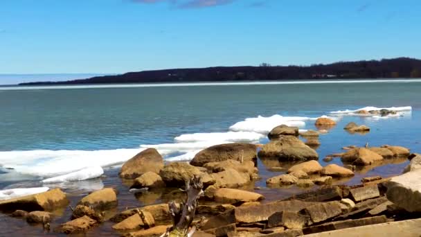 Zonnige Dag Langs Een Rotsachtige Gedeeltelijk Met Ijs Bedekte Watermassa — Stockvideo