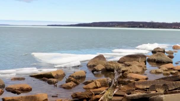 氷に覆われた湖を見下ろす岩場の海岸線のクローズアップ — ストック動画