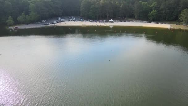 Flying Lake Beach While Camera Pans Dragon Boats Resting Beach — Vídeos de Stock