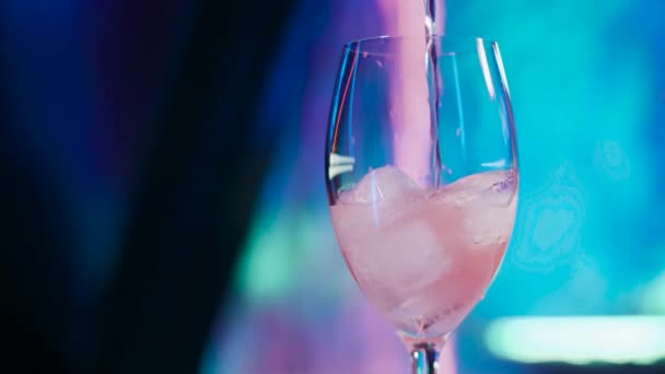 Close Pouring Pink Lemonade Soda Wine Glass Ice — Vídeo de Stock