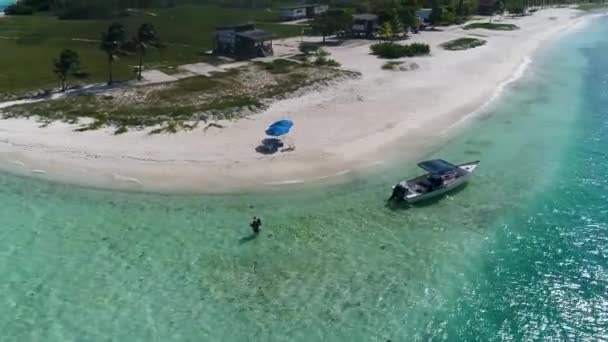 Aerial Turn Unrecognizable Couple Bath Caribbean Beach Island Boat Parked — Stockvideo