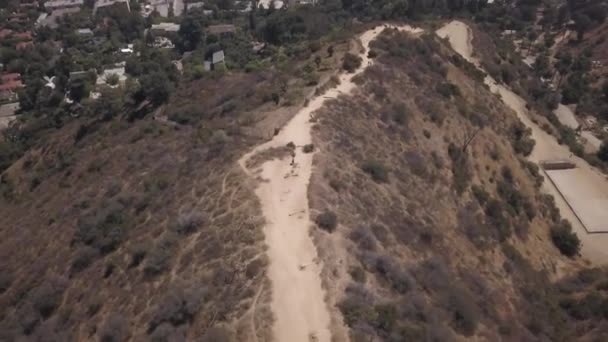 Aerial View People Runyon Canyon Hiking Trail Nad Los Angeles — Wideo stockowe