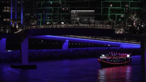 Dubai Marina Éjjel Turisztikai Csónak Neon Lights Vitorlázás Alatt Híd — Stock videók