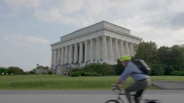 Una Vista Deslizante Mientras Motociclista Pasa Por Lincoln Memorial Washington — Vídeos de Stock