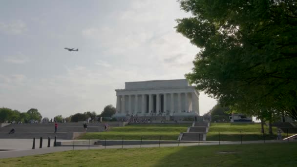 Het Lincoln Memorial Staat Een Zonnige Lentedag Terwijl Een Vliegtuig — Stockvideo