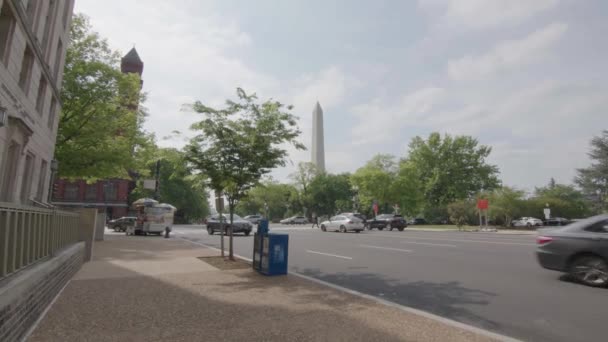 在华盛顿特区 华盛顿纪念馆缓缓驶入交通繁忙的街道 — 图库视频影像
