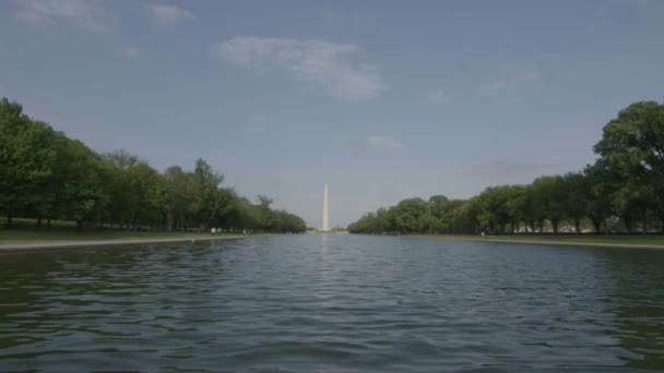 Een Opname Van Het Lincoln Memorial Reflecterende Poel Van Het — Stockvideo