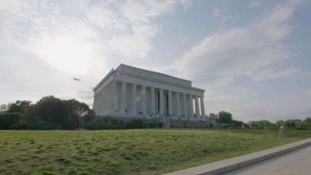 Tiro Empuje Lincoln Memorial Soleado Día Primavera Con Avión Volando — Vídeos de Stock