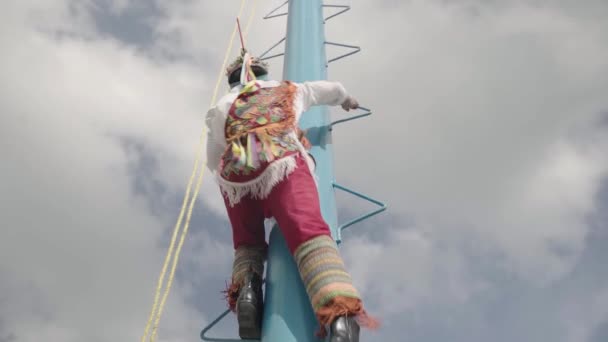Fotografía Cámara Lenta Mexicano Trepando Para Realizar Ritual Cultural Playa — Vídeo de stock