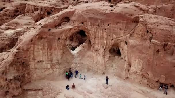 Skupina Turistů Fotografovat Vychutnat Pohled Arches Suché Timna Park Červeném — Stock video