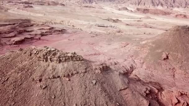 以色列南部内盖夫沙漠巨大的帝汶纳公园红色峡谷中的高山高峰 高角度无人驾驶飞机俯冲射击 — 图库视频影像