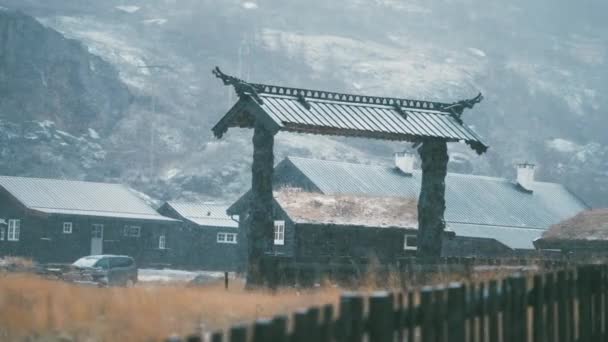 Een Houten Poort Het Skigebied Bovertun Noorwegen Eerste Sneeuw Valt — Stockvideo