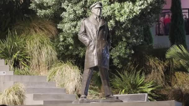 Personas Caminando Por Una Estatua Una Plaza Con Algunas Personas — Vídeos de Stock