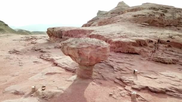 Gran Roca Roja Llamada Mushroom Debido Forma Típica Entre Paisaje — Vídeos de Stock