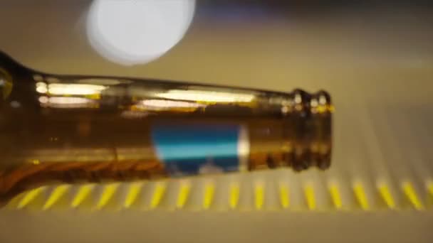 Una Bottiglia Orso Ruotante Sulla Scala Mobile Vicino Nella Parte — Video Stock