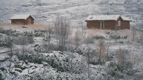 Wooden Cabins Turtagro Norway Light First Snow Falling Covering Ground — Stock video