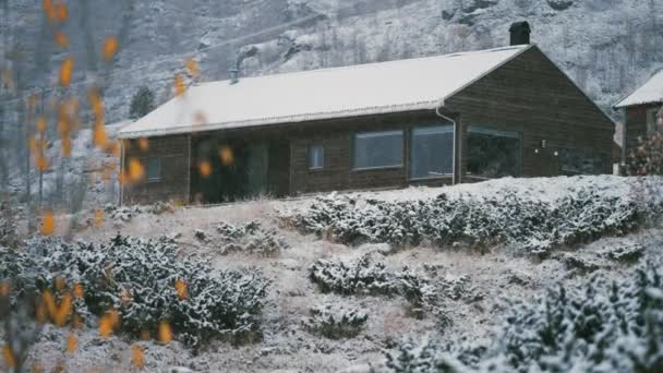 Modern Wooden Cabin Turtagro Norway Light First Snow Falling Covering — Stockvideo