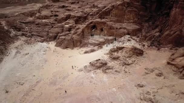 Group Tourists Listen Guide Arches Dry Timna Park Red Canyon — Stok video