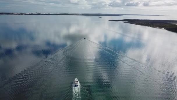 Drone Disparado Acima Dois Barcos Pesca Rumo Mar — Vídeo de Stock