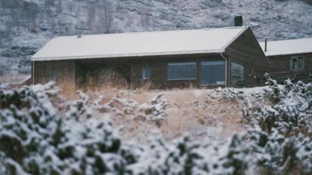 Una Moderna Cabaña Madera Turtagro Noruega Primera Nieve Ligera Está — Vídeos de Stock